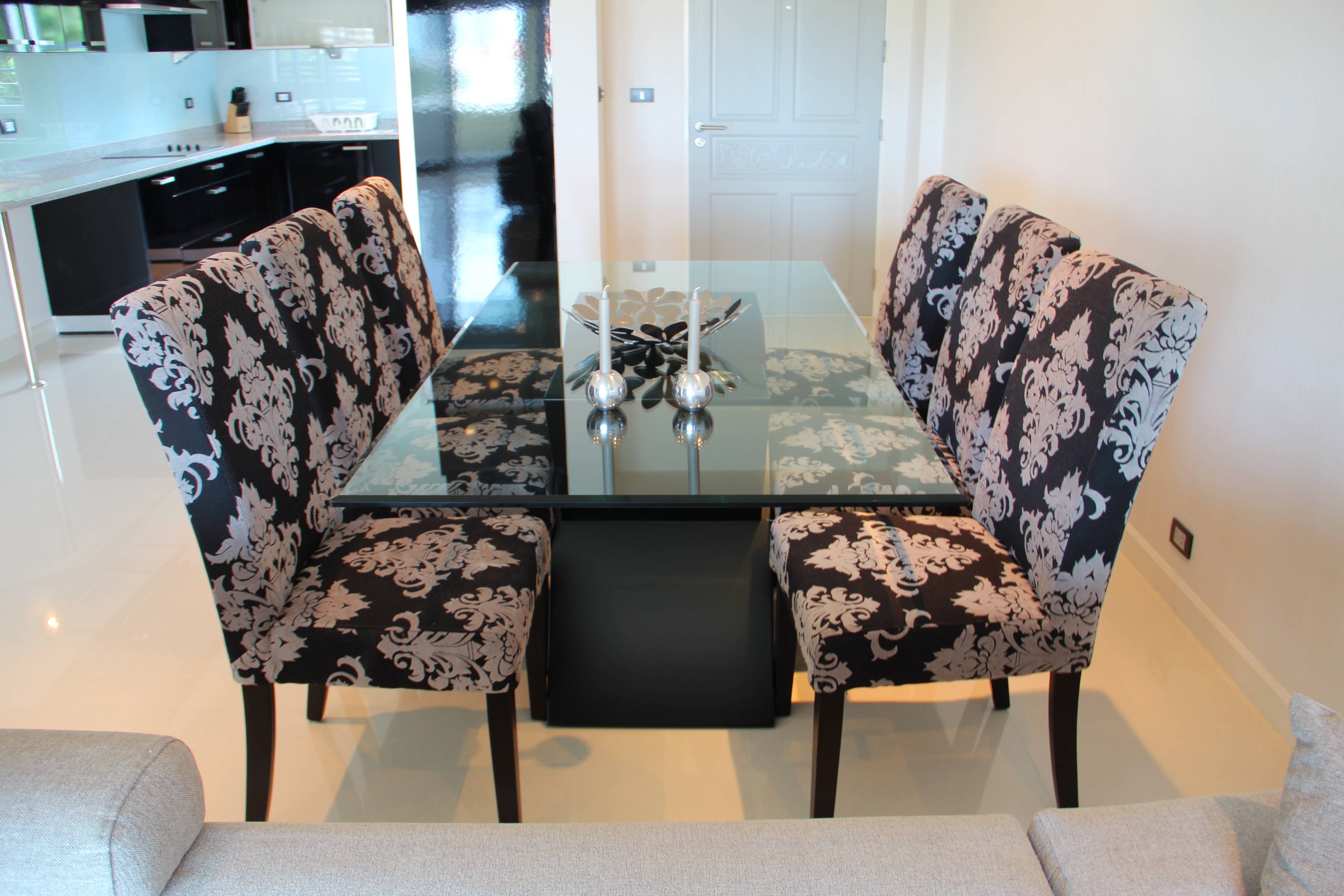 Lovely dining table and dining chairs